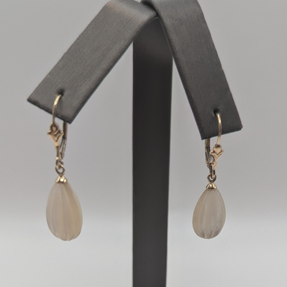 Vintage 14 karat gold mother Pearl lever back earrings